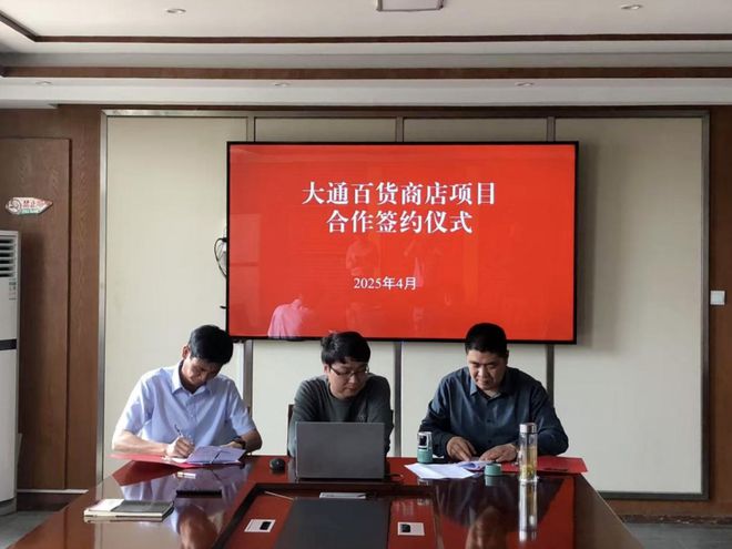 你俩做的好事藏不住啦！任性大爷骑车不看灯撞车后淡定驶离！pg电子免费模拟器【铜陵头条0414】铜陵周宇豪、凌子轩(图14)