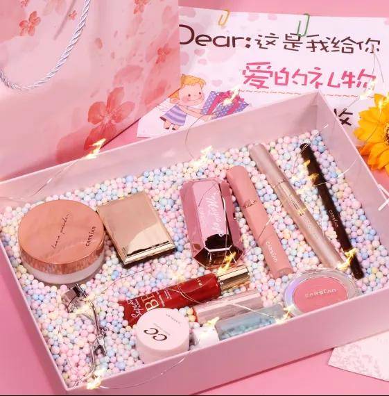 涨281%？儿童彩妆新洼地？｜2024套装报告pg电子模拟器唇部彩妆狂销119亿？素颜霜暴(图13)